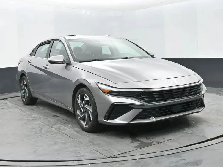2025 Hyundai Elantra - Image 2 of 12