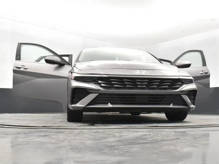 2025 Hyundai Elantra - Image 11 of 12