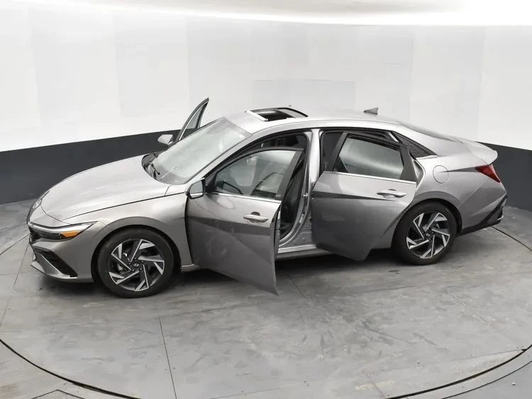 2025 Hyundai Elantra - Image 7 of 12