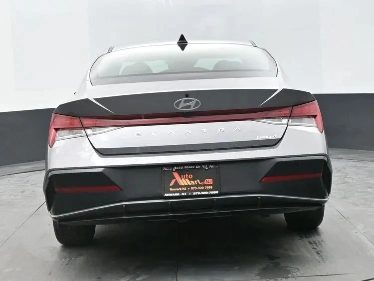 2025 Hyundai Elantra - Image 8 of 12