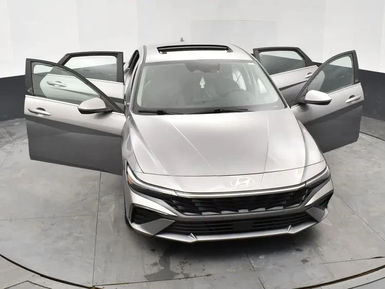 2025 Hyundai Elantra - Image 10 of 12