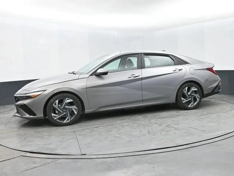2025 Hyundai Elantra - Image 5 of 12