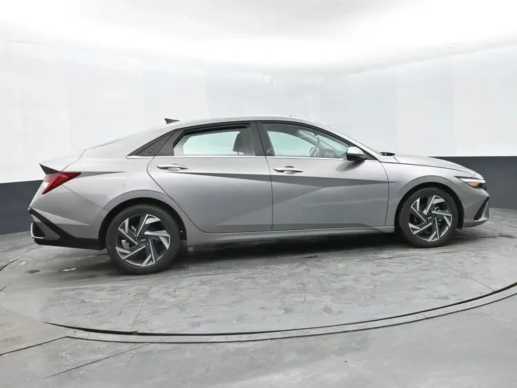 2025 Hyundai Elantra - Image 4 of 12