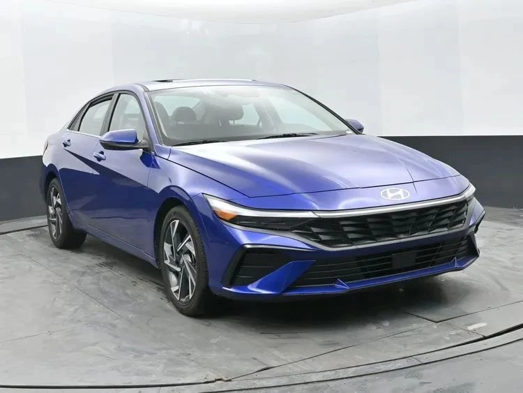 2025 Hyundai Elantra - Image 2 of 12