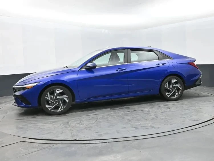 2025 Hyundai Elantra - Image 5 of 12