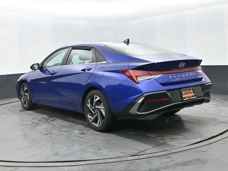2025 Hyundai Elantra - Image 9 of 12