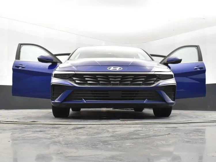 2025 Hyundai Elantra - Image 11 of 12