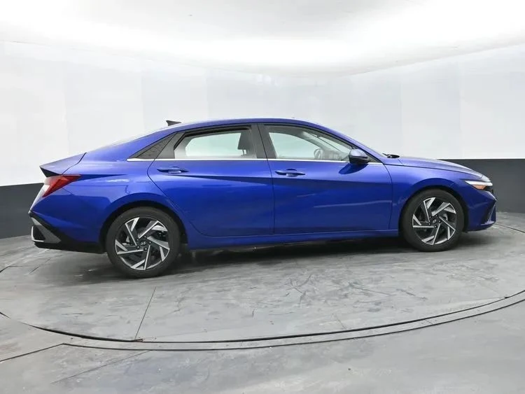 2025 Hyundai Elantra - Image 4 of 12
