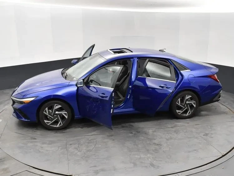 2025 Hyundai Elantra - Image 7 of 12