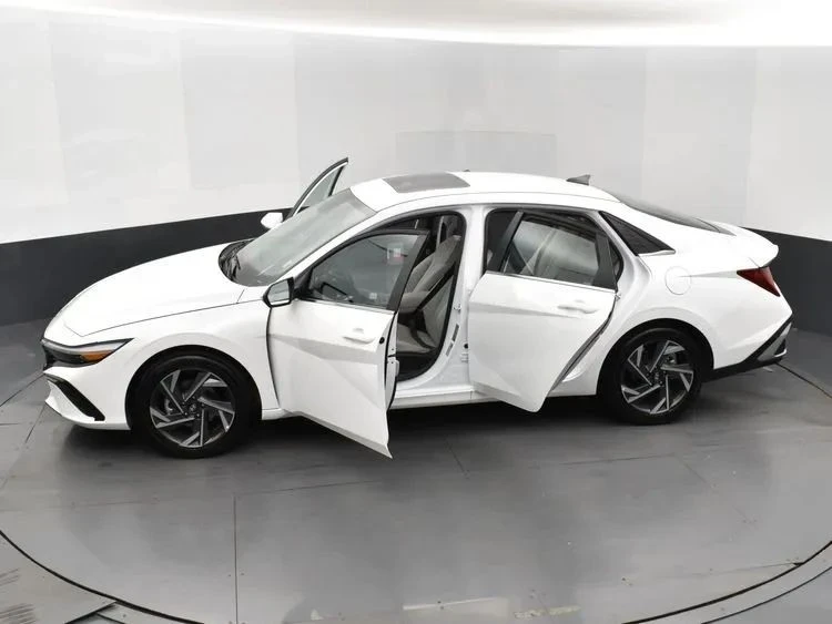2025 Hyundai Elantra - Image 7 of 12