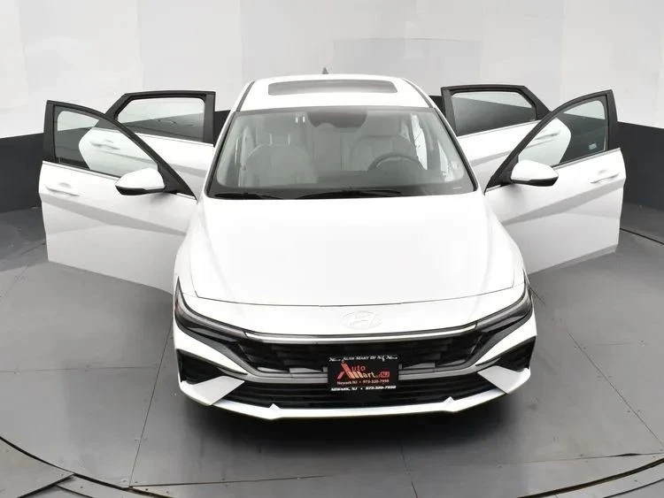 2025 Hyundai Elantra - Image 10 of 12