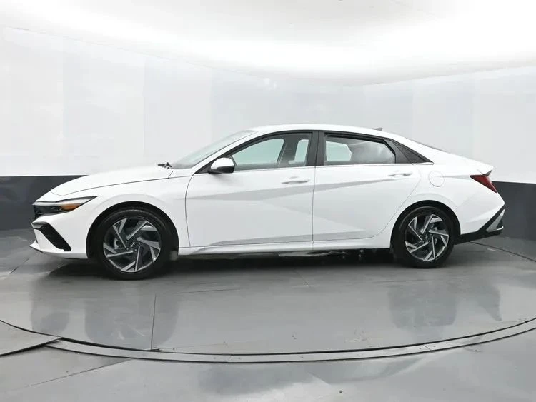 2025 Hyundai Elantra - Image 5 of 12