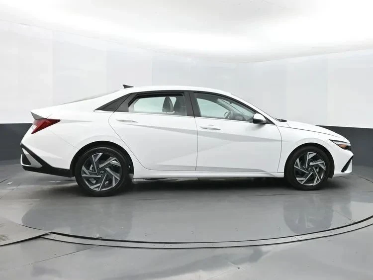2025 Hyundai Elantra - Image 4 of 12