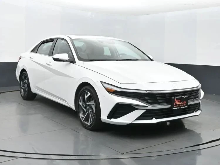 2025 Hyundai Elantra - Image 2 of 12