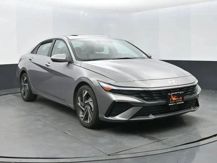 2025 Hyundai Elantra - Image 2 of 12