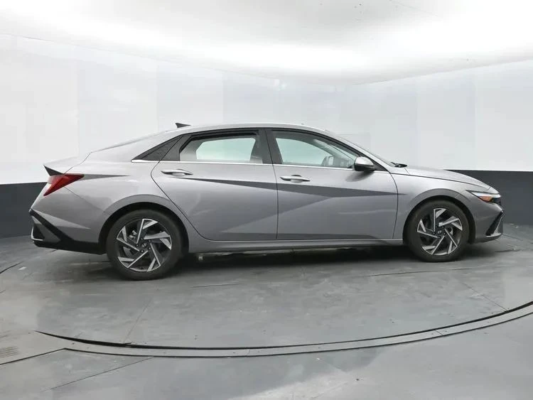 2025 Hyundai Elantra - Image 4 of 12