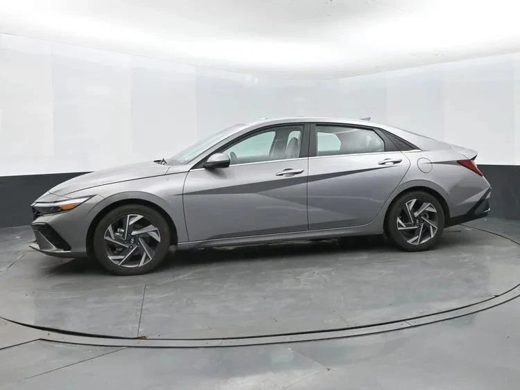 2025 Hyundai Elantra - Image 5 of 12