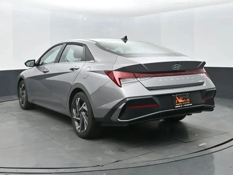 2025 Hyundai Elantra - Image 9 of 12