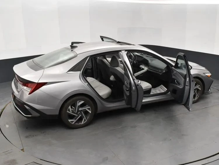 2025 Hyundai Elantra - Image 6 of 12