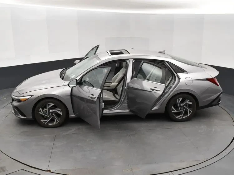 2025 Hyundai Elantra - Image 7 of 12
