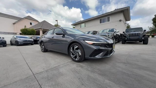 2025 Hyundai Elantra - Image 8 of 16