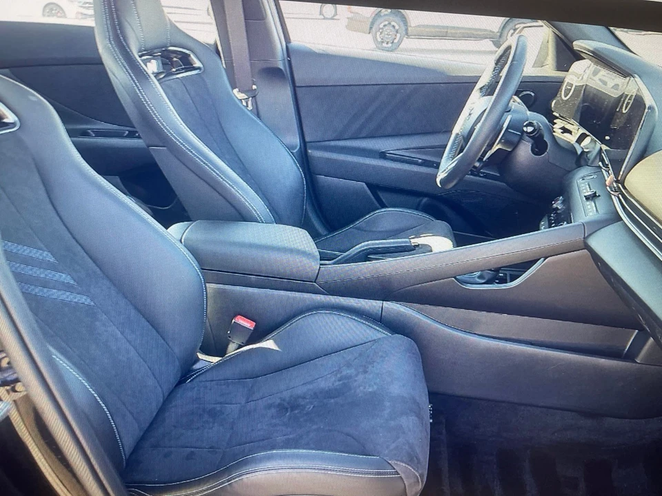 2025 Hyundai Elantra - Image 10 of 20