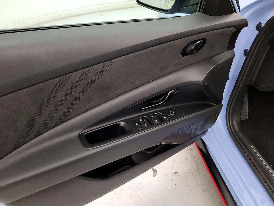 2025 Hyundai Elantra - Image 13 of 28
