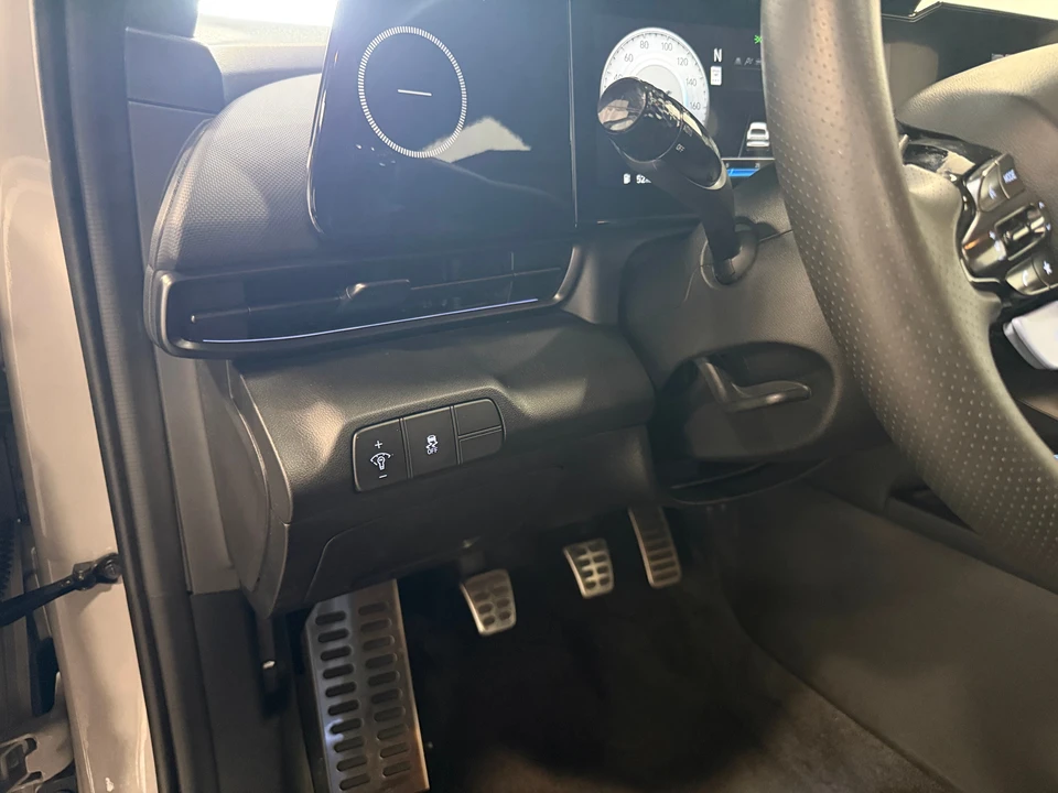 2025 Hyundai Elantra - Image 10 of 31