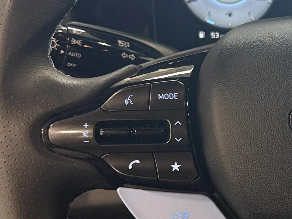 2025 Hyundai Elantra - Image 18 of 31