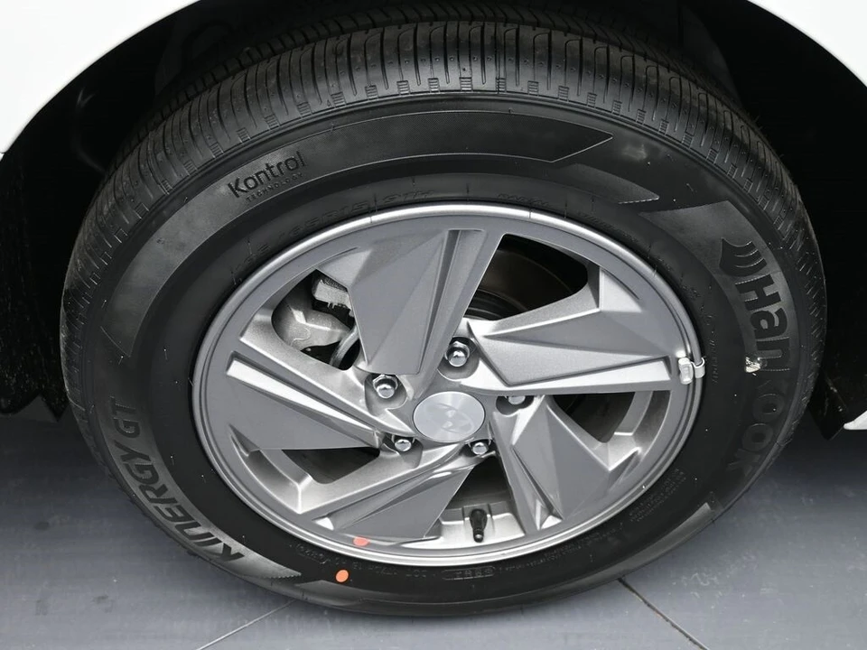 2025 Hyundai Elantra - Image 12 of 21