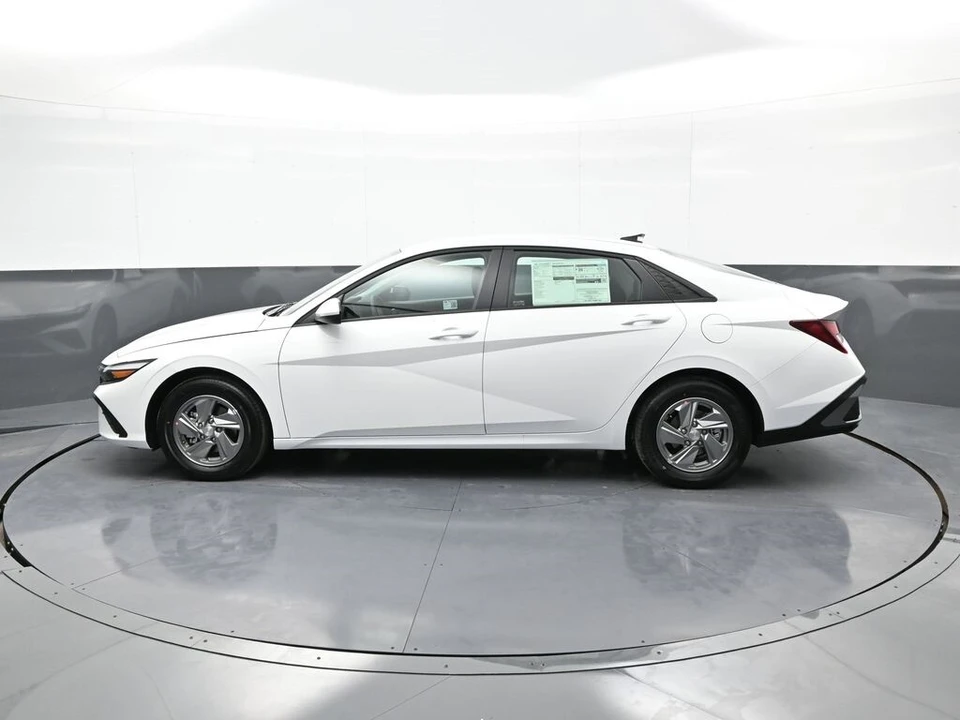 2025 Hyundai Elantra - Image 9 of 21