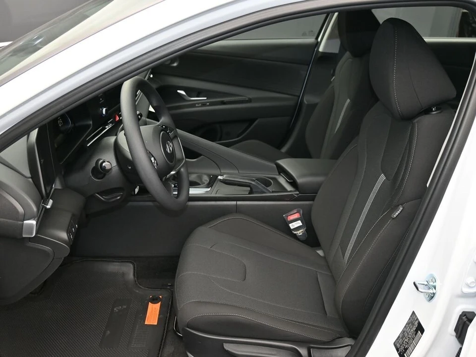 2025 Hyundai Elantra - Image 18 of 21