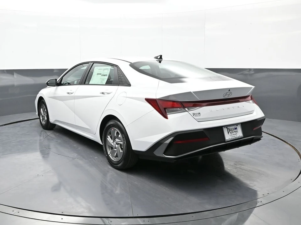 2025 Hyundai Elantra - Image 8 of 21
