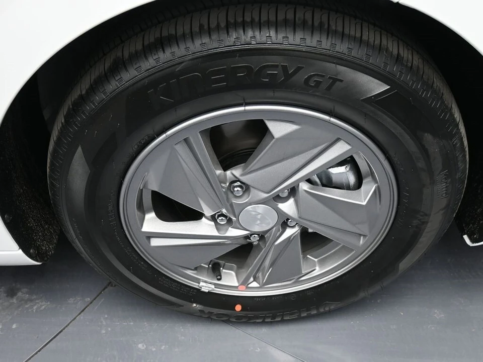 2025 Hyundai Elantra - Image 13 of 21