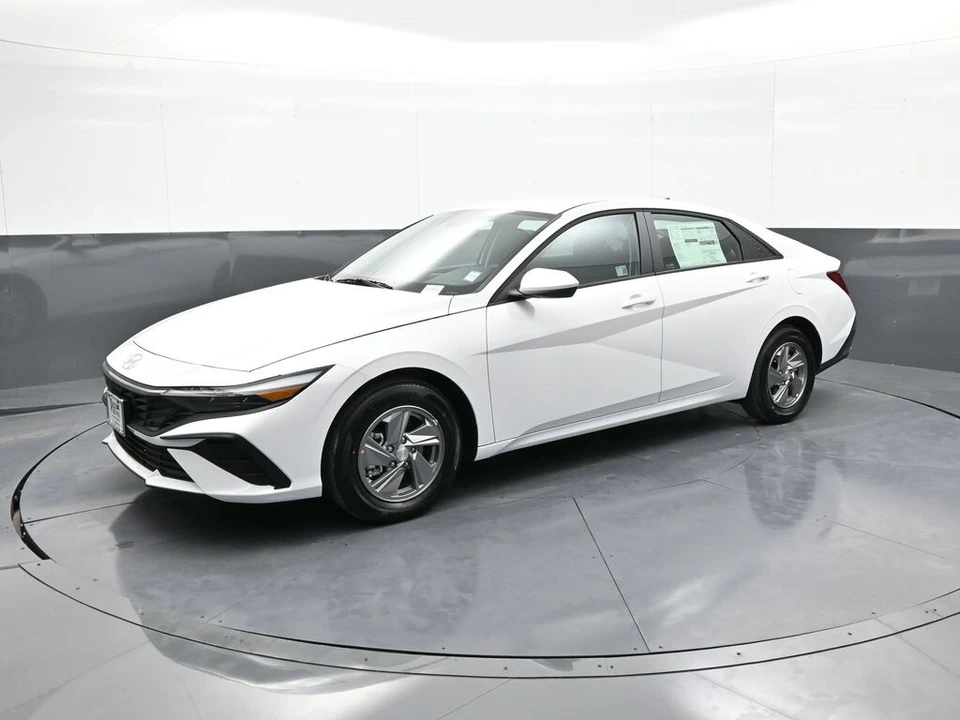 2025 Hyundai Elantra - Image 10 of 21