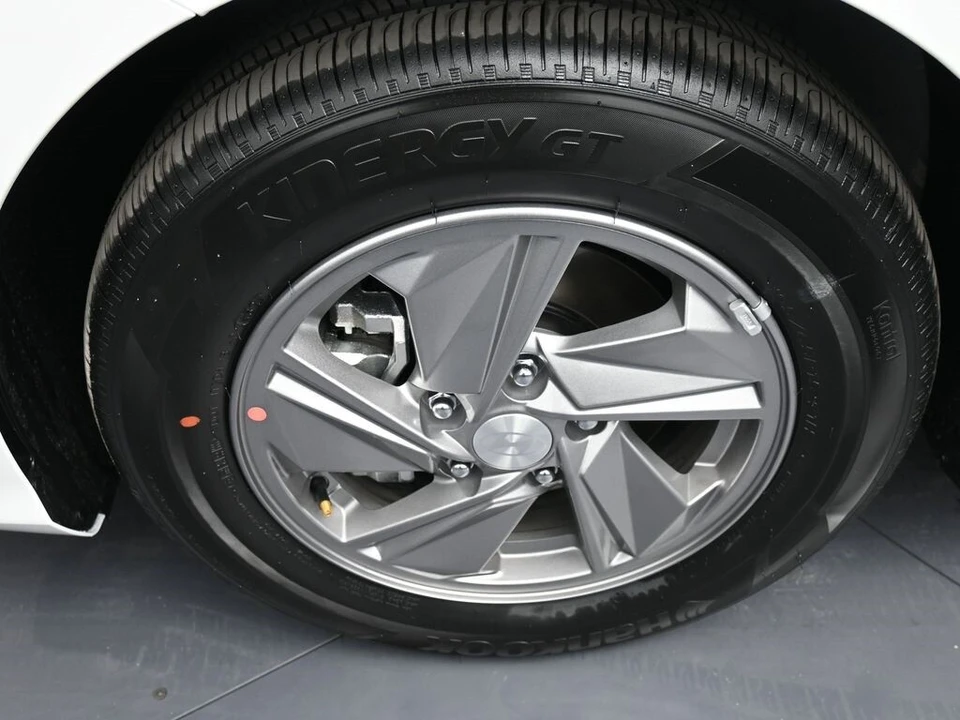 2025 Hyundai Elantra - Image 14 of 21