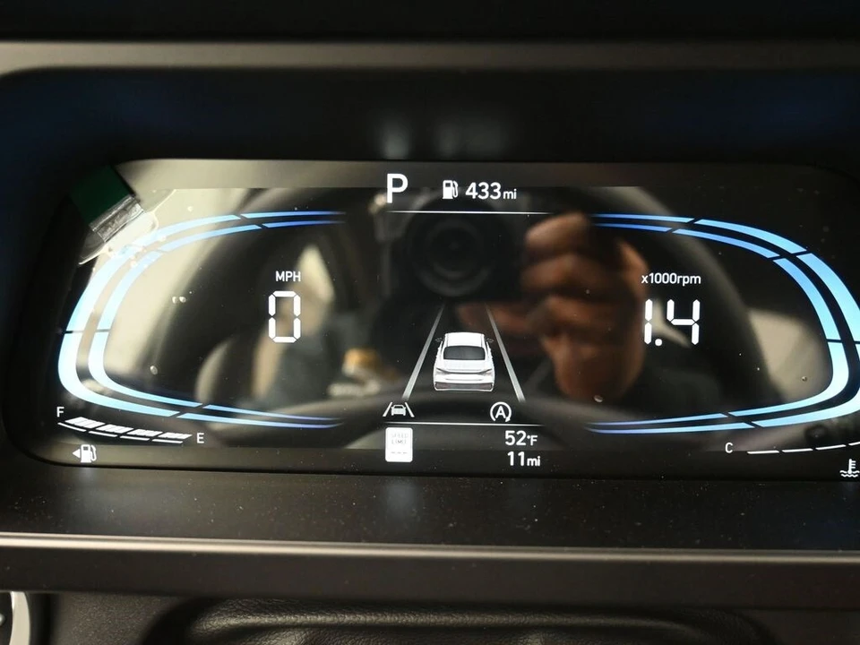2025 Hyundai Elantra - Image 16 of 21