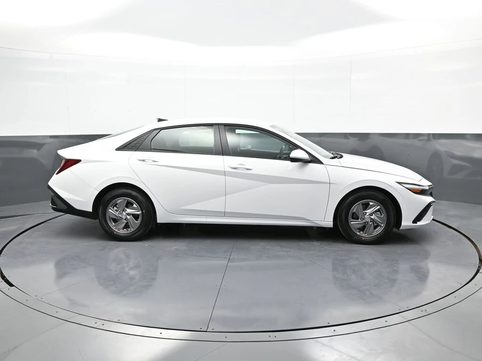 2025 Hyundai Elantra - Image 5 of 21