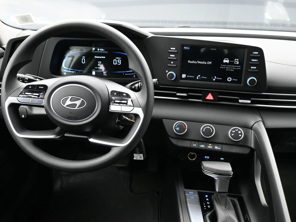 2025 Hyundai Elantra - Image 19 of 21