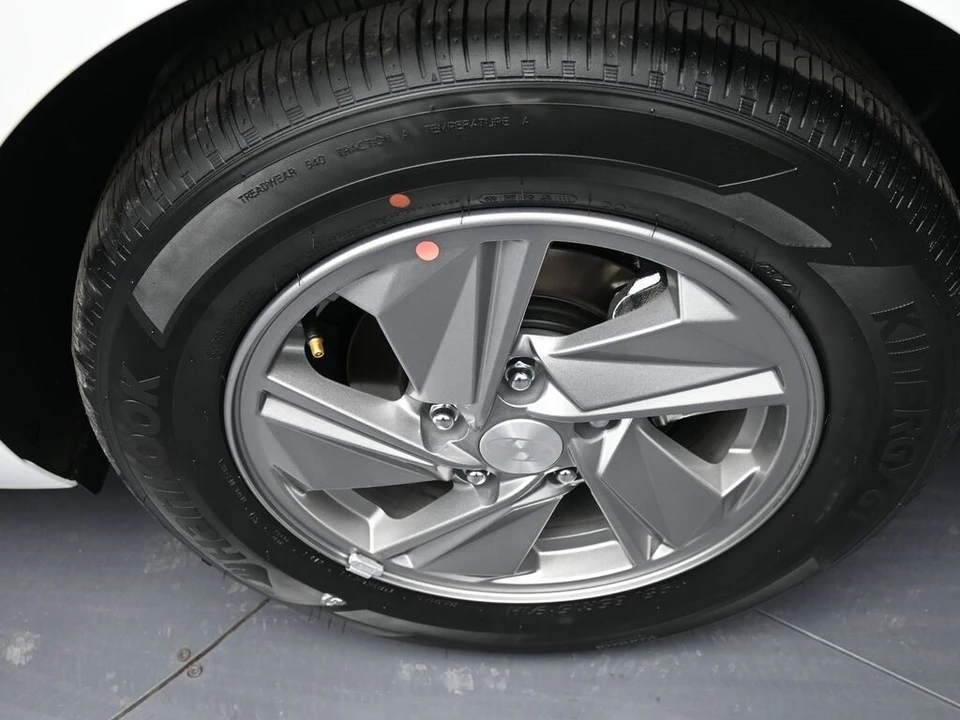 2025 Hyundai Elantra - Image 15 of 21
