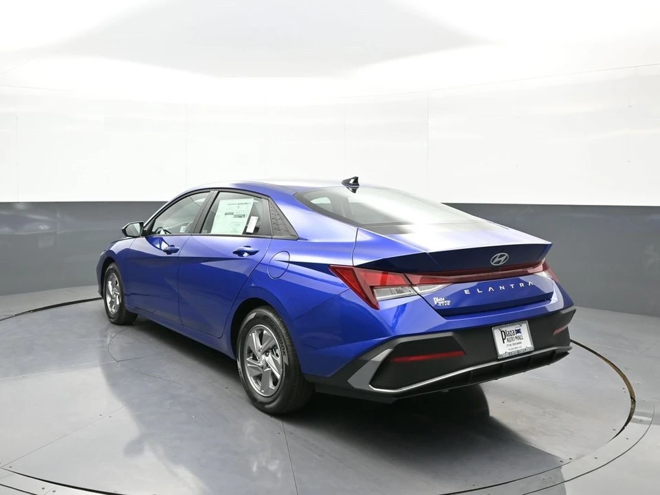 2025 Hyundai Elantra - Image 8 of 21