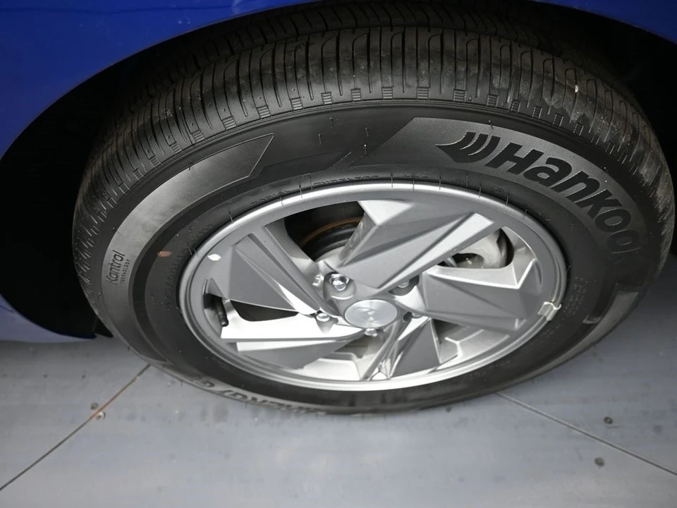 2025 Hyundai Elantra - Image 15 of 21