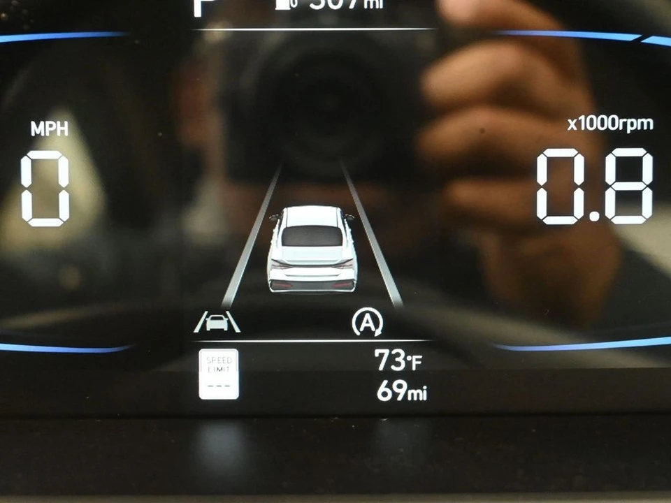 2025 Hyundai Elantra - Image 16 of 21