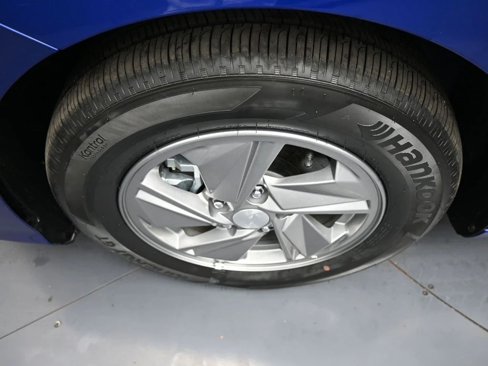 2025 Hyundai Elantra - Image 14 of 21