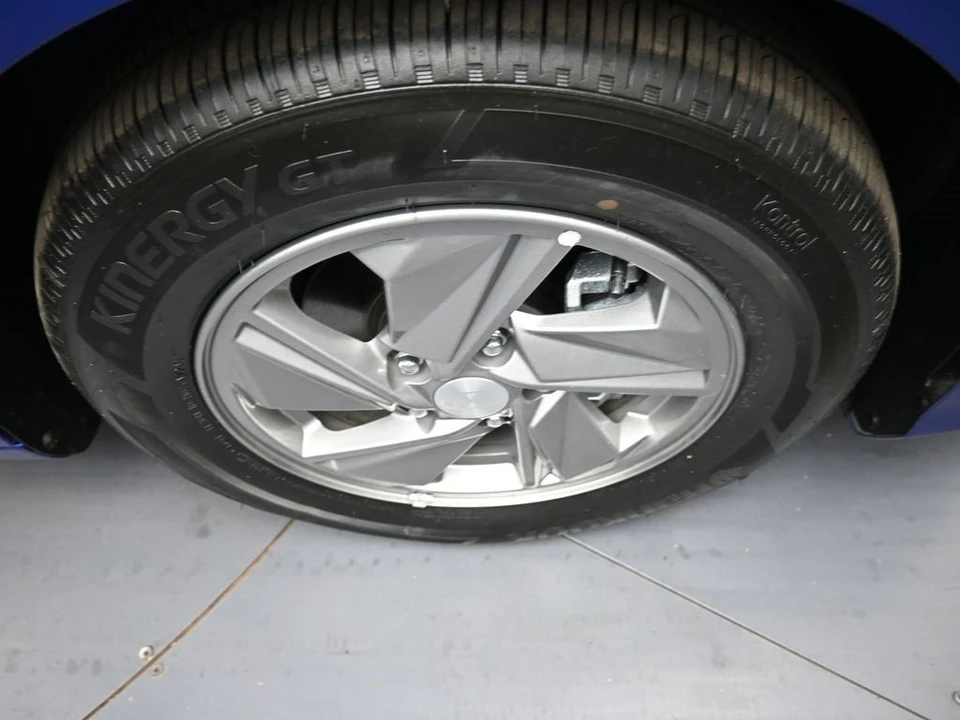 2025 Hyundai Elantra - Image 13 of 21