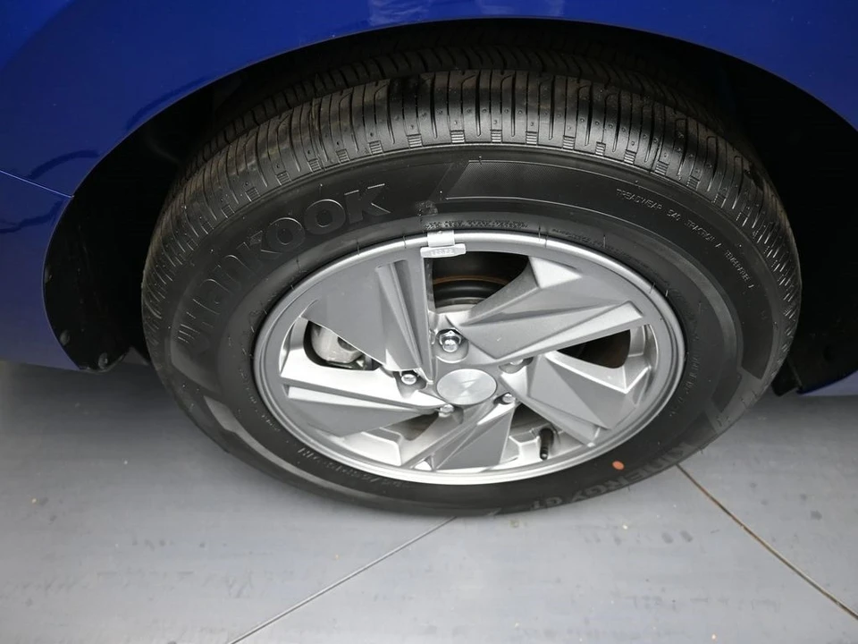 2025 Hyundai Elantra - Image 12 of 21