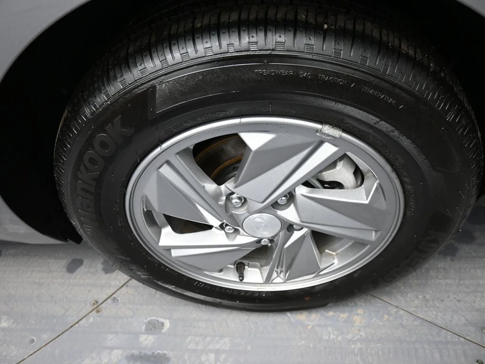 2025 Hyundai Elantra - Image 15 of 21