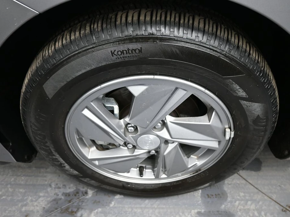 2025 Hyundai Elantra - Image 14 of 21