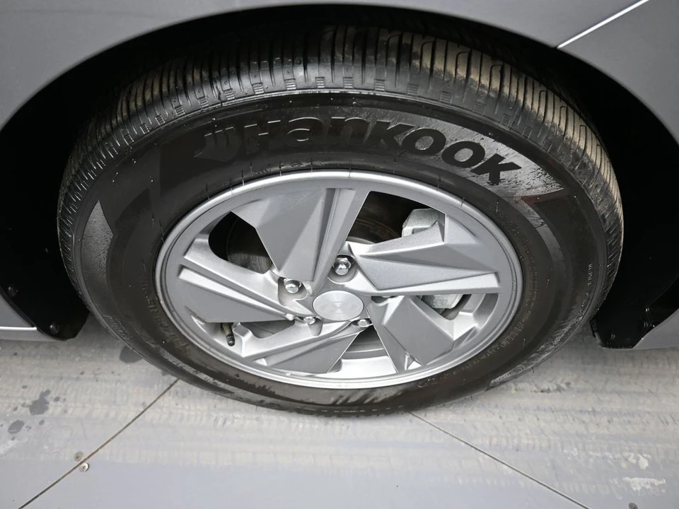 2025 Hyundai Elantra - Image 13 of 21
