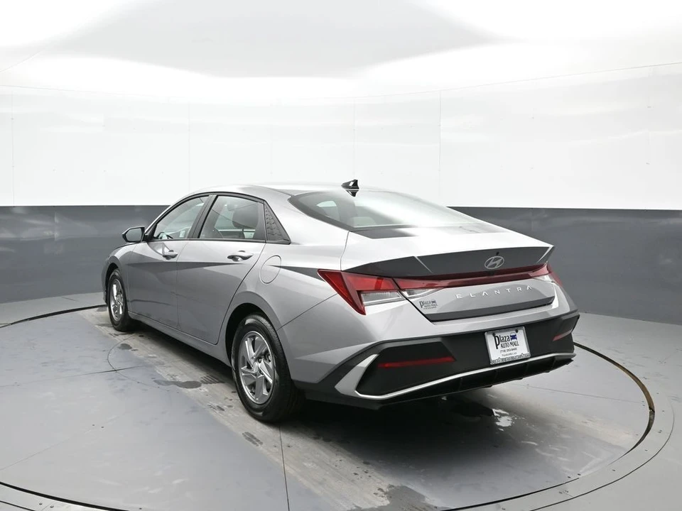 2025 Hyundai Elantra - Image 8 of 21